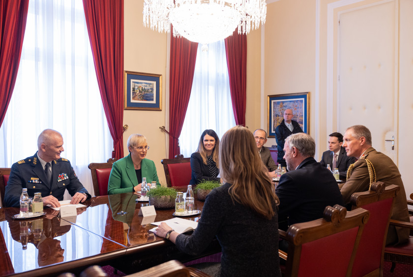 Spregovorila sta o obrambni in odvračalni drži Nata, vojni v Ukrajini ter aktivnostih Slovenije v okviru zveze Nato