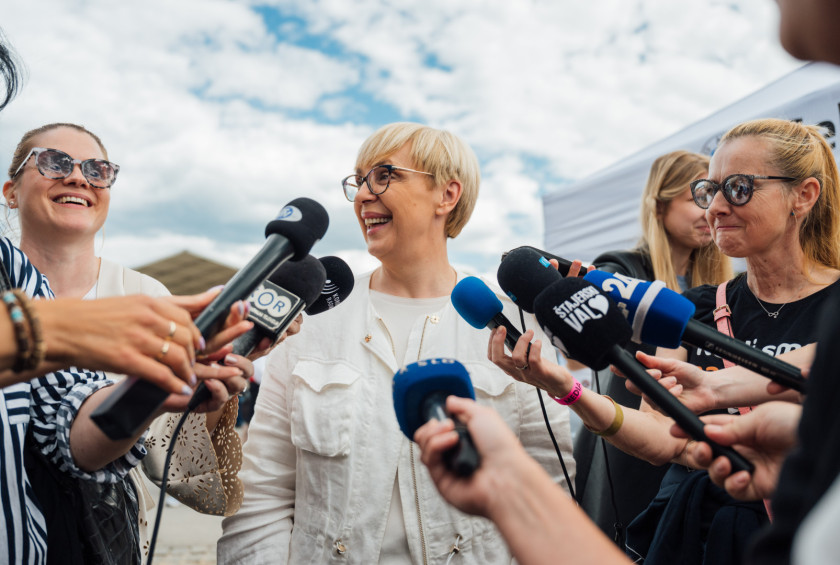 Predsednica Pirc Musar med izjavo za medije.