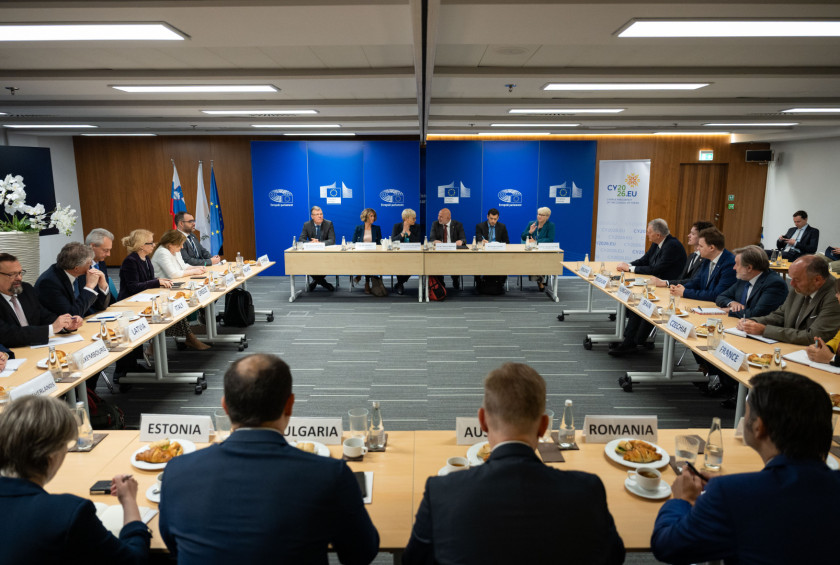 Razprava predsednice z veleposlaniki. 
