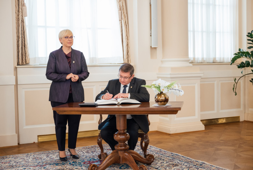 Predsednik moldavskega parlamenta se je ob obisku predsedniške palače vpisal tudi v knjigo gostov.