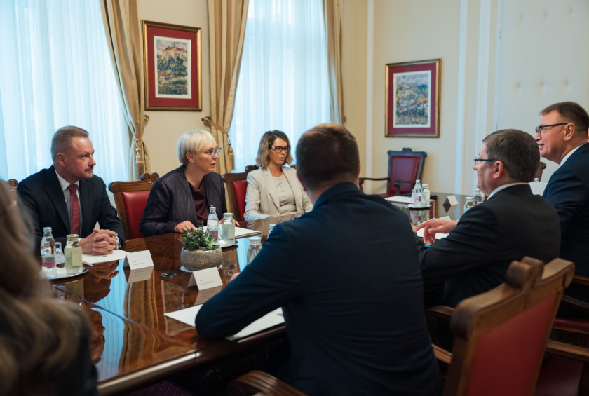 Plenarno srečanje slovenske in moldavske delegacije v predsedniški palači.