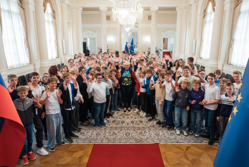 Skupinska fotografija predsednice Republike Slovenije Nataše Pirc Musar z učenkami in učenci OŠ Jurovski Dol.