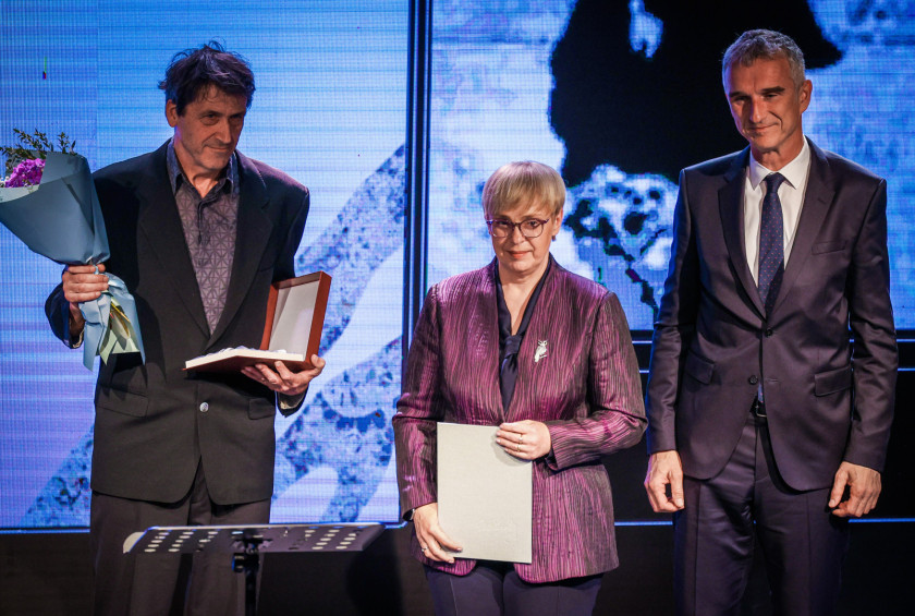 Predsednica republike v družbi direktorja Geološkega zavoda Slovenije in dobitnika medalje za življenjsko delo.