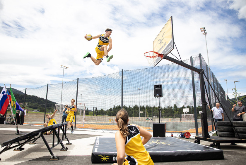 Nastop skupine Dunking Devils.