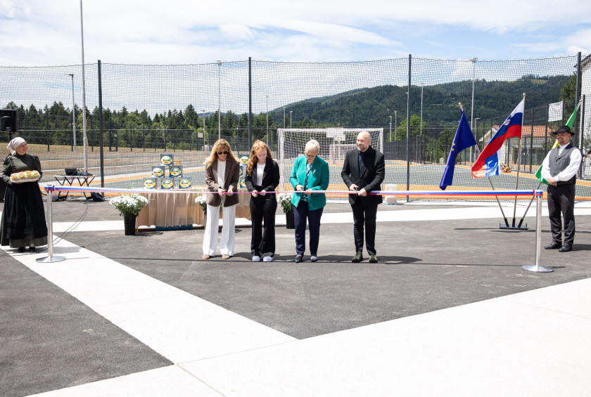Trak prenovljenega igrišča so prerezali: Katja Koren, državna sekretarka, ravnateljica OŠ Lovrenc na Pohorju, župan občine Lovrenc na Pohorju in predsednica republike.