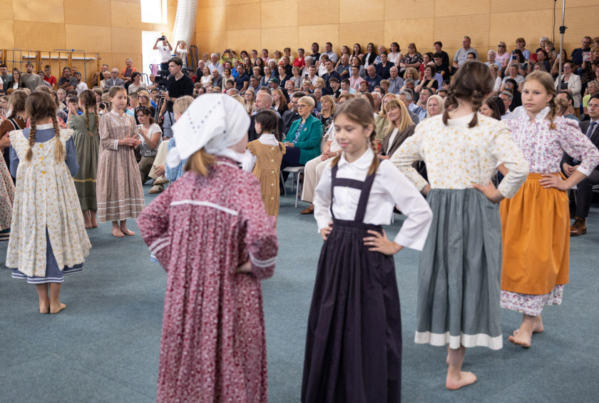 Nastop folklorne skupine.