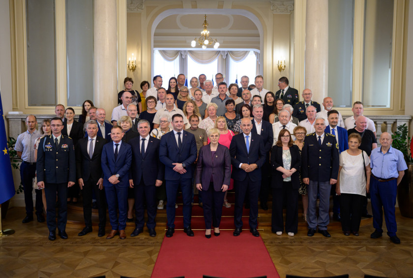 Skupinska fotografija predsednice republike s svojci in udeleženci sprejema.