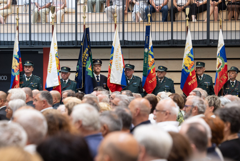 Praporščaki na proslavi ob 35. obletnice ubranitve mejnega prehoda Šentilj.