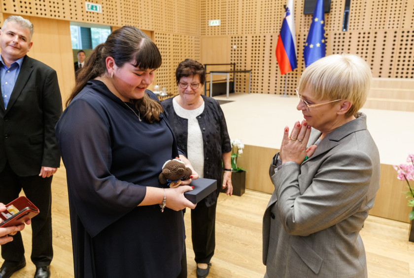 Ena izmed diamantnih maturantk je predsednici podarila sovico, ki jo je skvačkala sama.