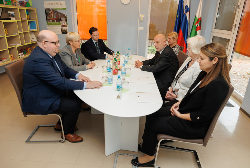 Predsednica republike Nataša Pirc Musar je obiskala hišo Ljubhospic in se najprej sestala z vodstvom,