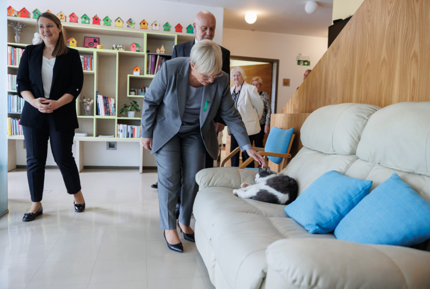 Predsednica Pirc Musar in mucek Žare.