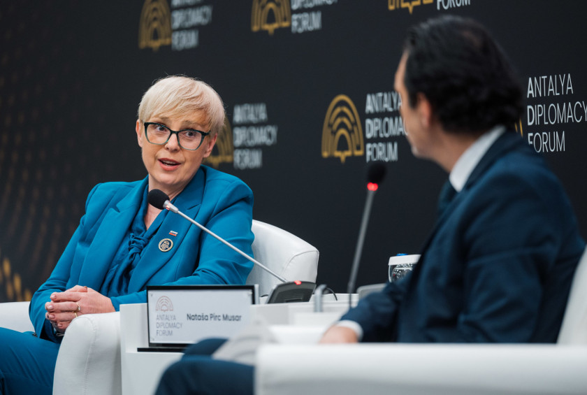 Predsednica republike v pogovoru z moderatorjem Alijem Arslanom na diplomatskem forumu Antalya.