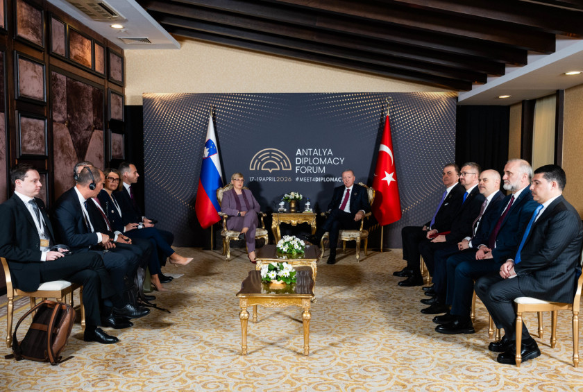 Slovenska in turška delegecija ter oba predsednika.