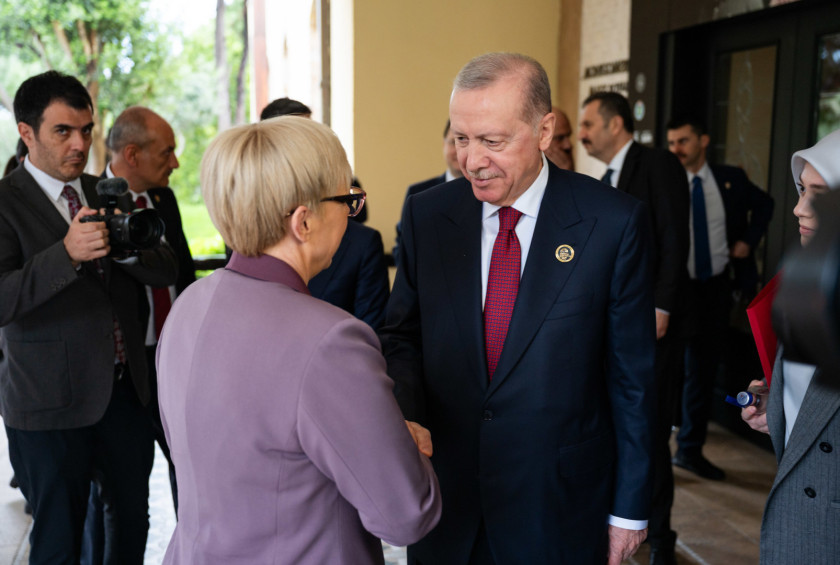Predsednica Pirc Musar in turški predsednik sta se sestala ob robu diplomatskega foruma Antalya.