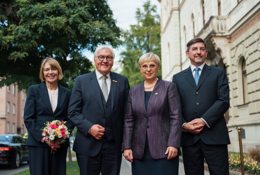 Stojijo od leve proti desni pred Predsedniško palačo: Soproga nemškega predsednika Elke Büdenbender, nemški predsednik Frank-Walter Steinmeier, predsednica Republike Slovenije Nataša Pirc Musar, soprog predsednice republike dr. Aleš Musar.