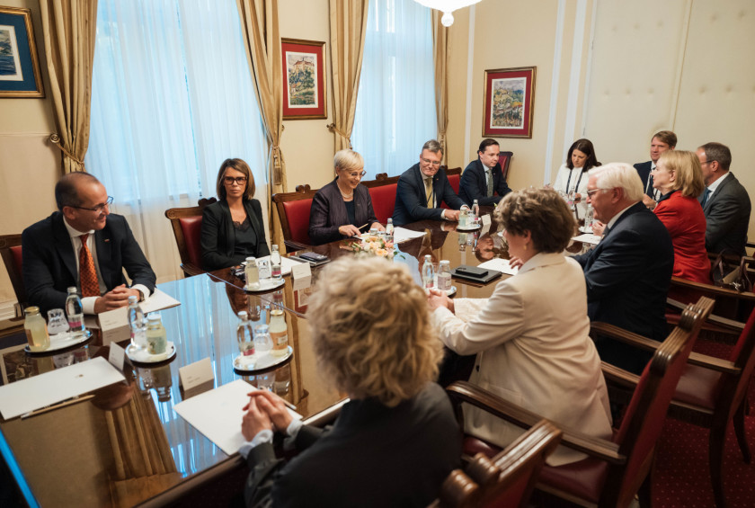 Dvostransko srečanje slovenske in nemške delegacije v Predsedniški palači.