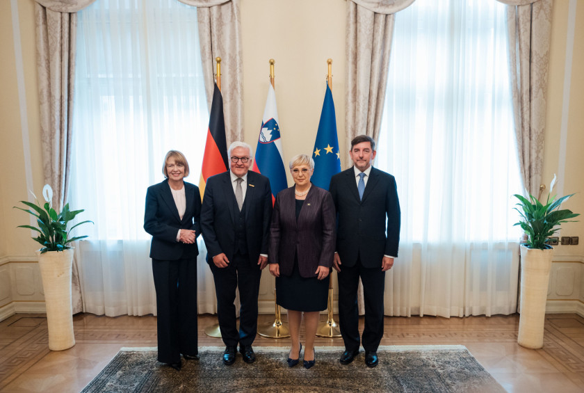 Stojijo od leve proti desni prev Predsedniški palači: Soproga nemškega predsednika Elke Büdenbender, nemški predsednik Frank-Walter Steinmeier, predsednica Republike Slovenije Nataša Pirc Musar, soprog predsednice republike dr. Aleš Musar.