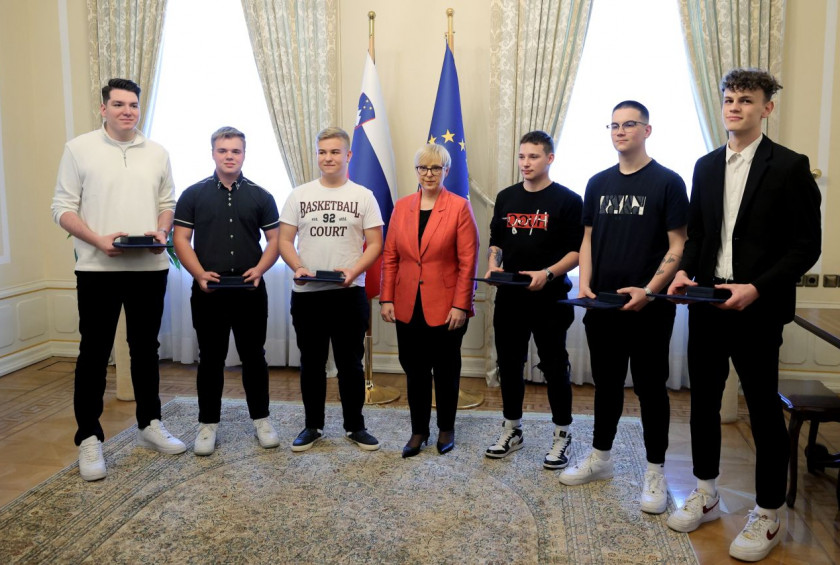 Dijaki so prvi prejemniki posebne zahvale predsednice republike za plemenito dejanje