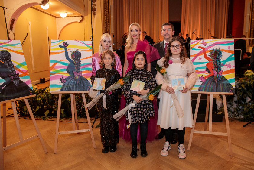 Dr. Musar Lali 3 umetnice s slikami