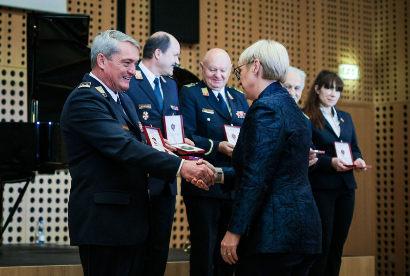 Gasilska zveza Slovenije je predsednici Pirc Musar podelila posebno priznanje za njen odnos do gasilk in gasilcev