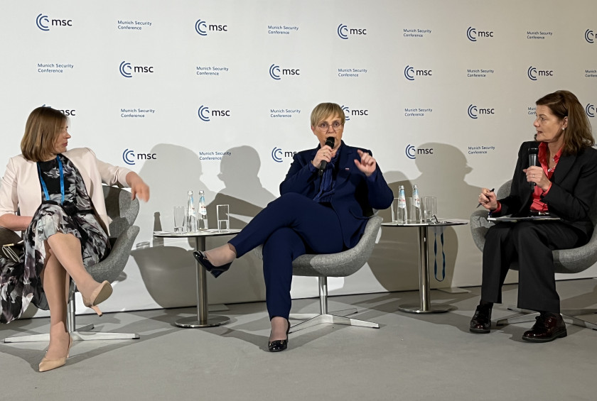 Razprava na panelu "Kodeks ravnanja: Oblikovanje na pravilih temelječega digitalnega reda"