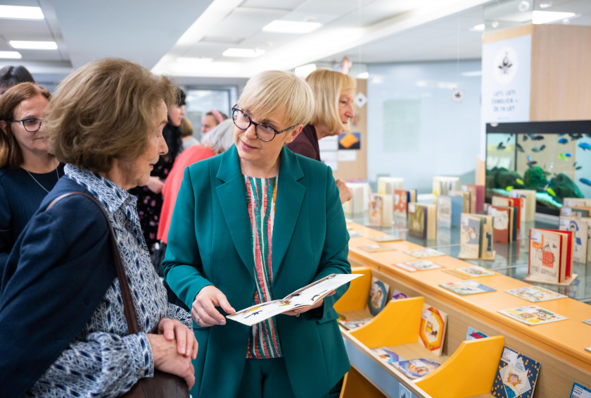 Ilustratorka Marjanca Jemec Bozic in predsednica republike Natasa Pirc Musar