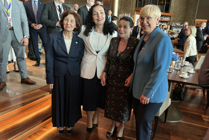 Od leve proti desni makedosnka predsednica kosovska predsednica malteska predsednica in slovenska predsednica