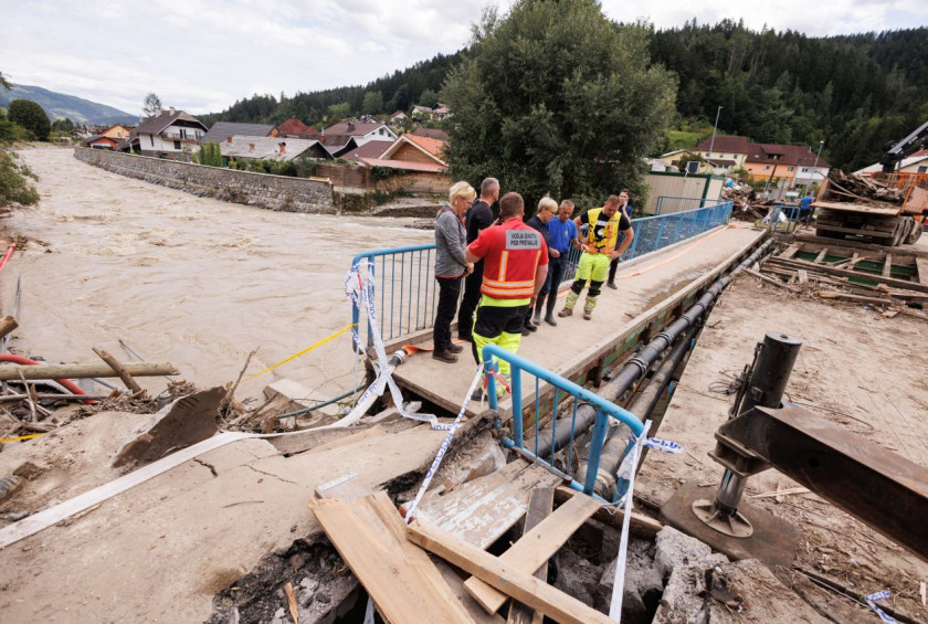 Ogled poskodovanega leskega mostu na Prevaljah