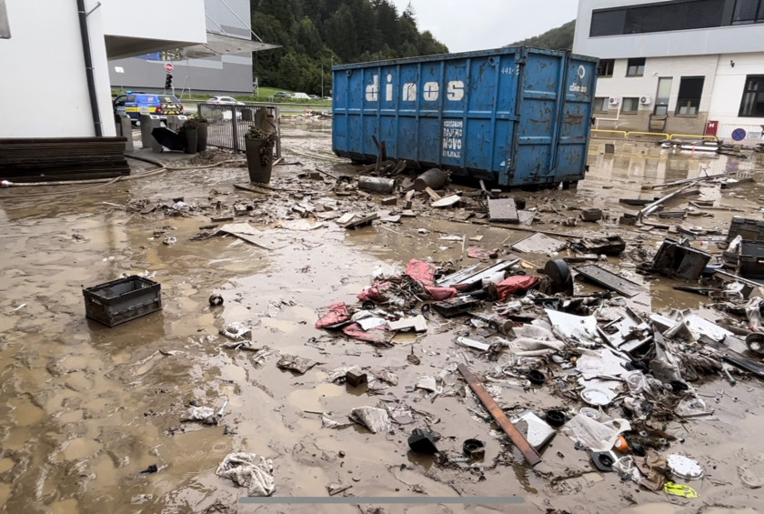 Posledice poplav pred tovarno BSH v Nazarjah