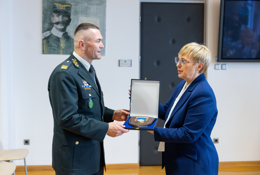 Predaja plakete poveljniku CVS