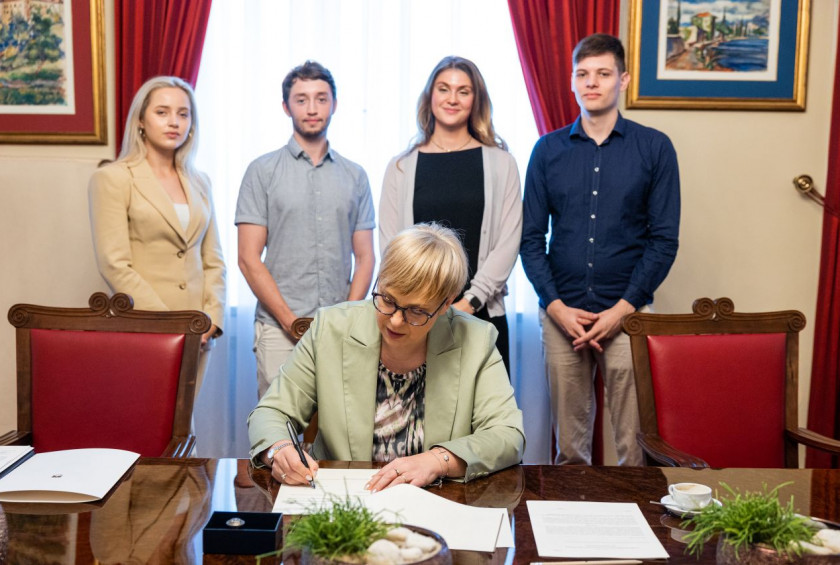 Predsednica je podpisala sklep o ustanovitvi Mladinskega posvetovalnega odbora