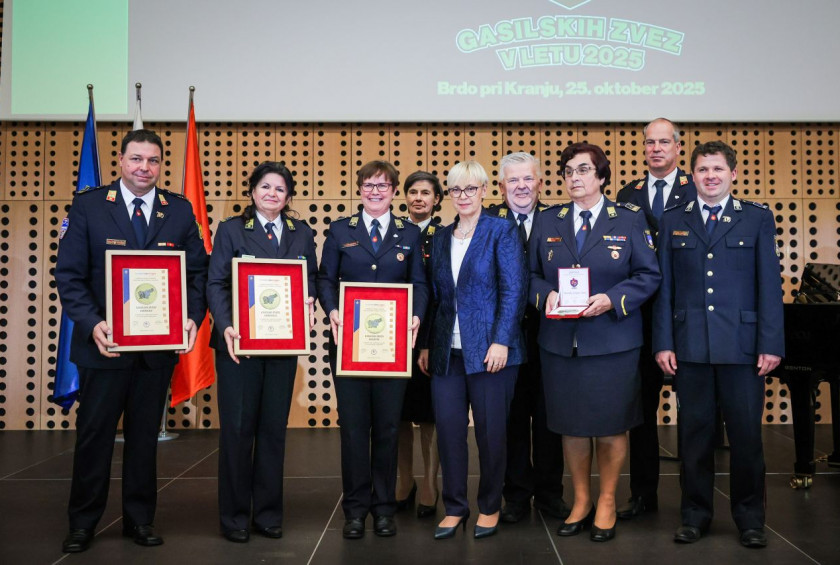 Predsednica republike z nagrajenkami in nagrajenci Gasilske zveze Slovenije