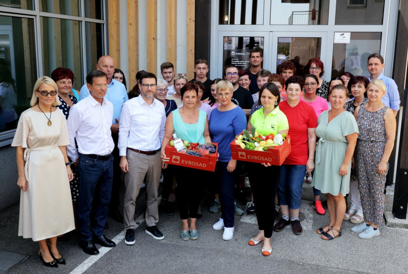 Predsednica republike z zaposlenimi v podjetju Evrosad