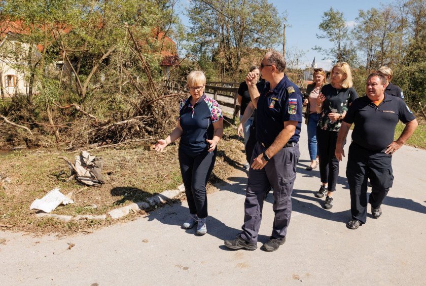 Predsednica si je ogledala nastalo skodo