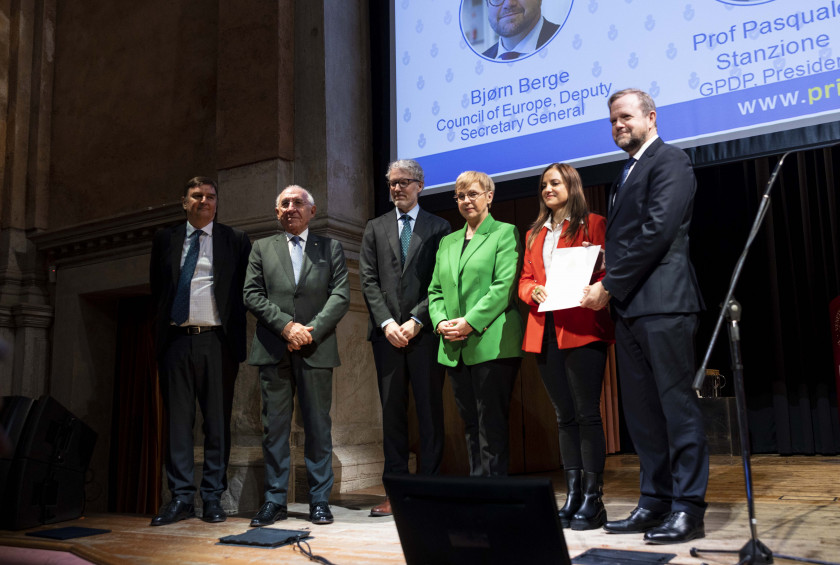 Skupinska fotografija govornikov na odprtju konference