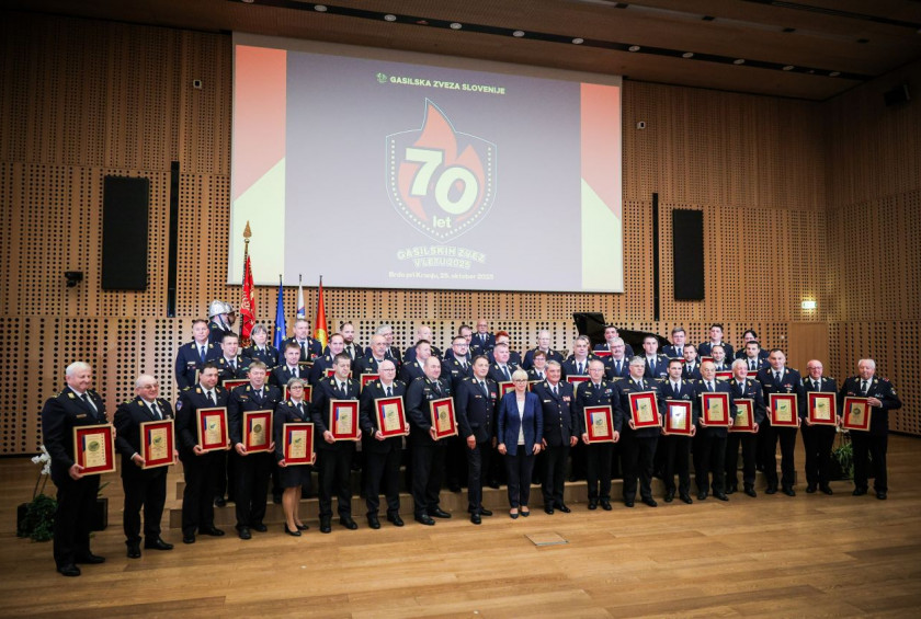 Skupinska fotografija predsednice s predstavniki nagrajenih zvez