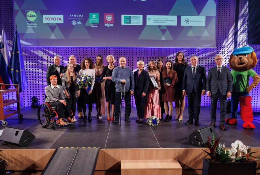 Skupinska fotografija z dobitniki priznanj