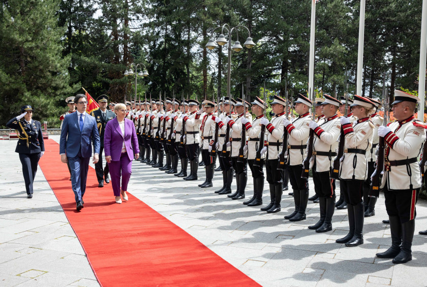 Sprejem predsednice Pirc Musar z vojaskimi castmi