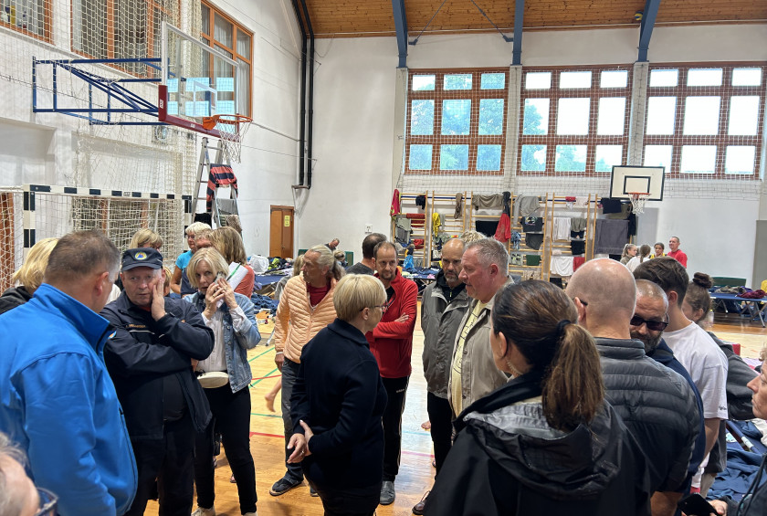 Srecanje s turisti v Recici ob Savinji ki so jih evakuirali iz bliznjih kampov