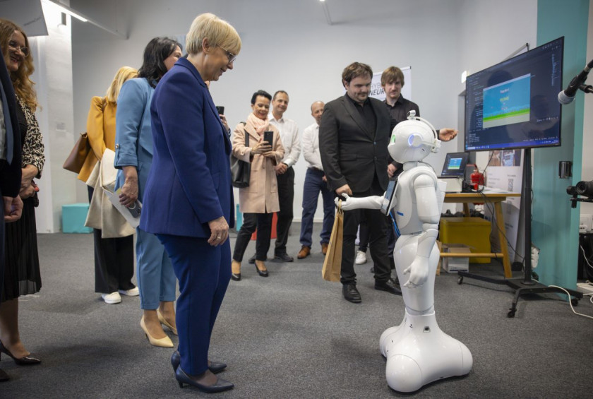 Srecanje z robotom Smiljanom iz FERI Maribor