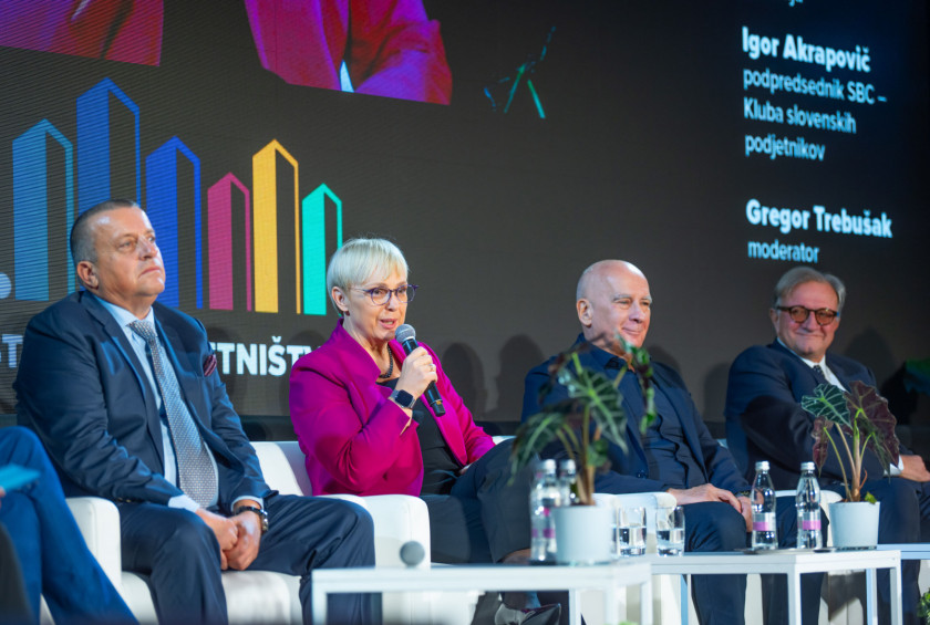 predsednica med govorom