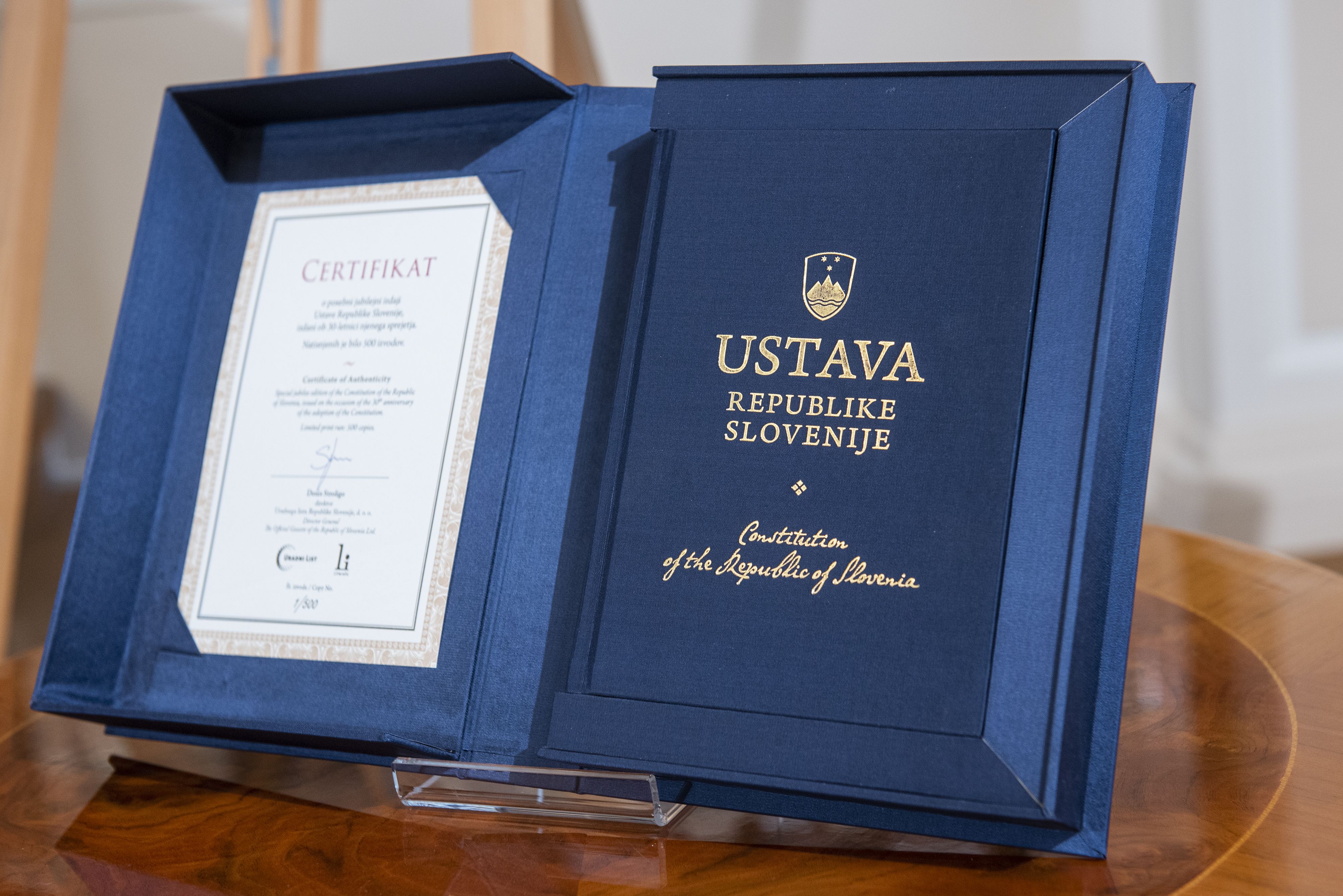 Ustava Republike Slovenije v modri škatli s certifikatom.