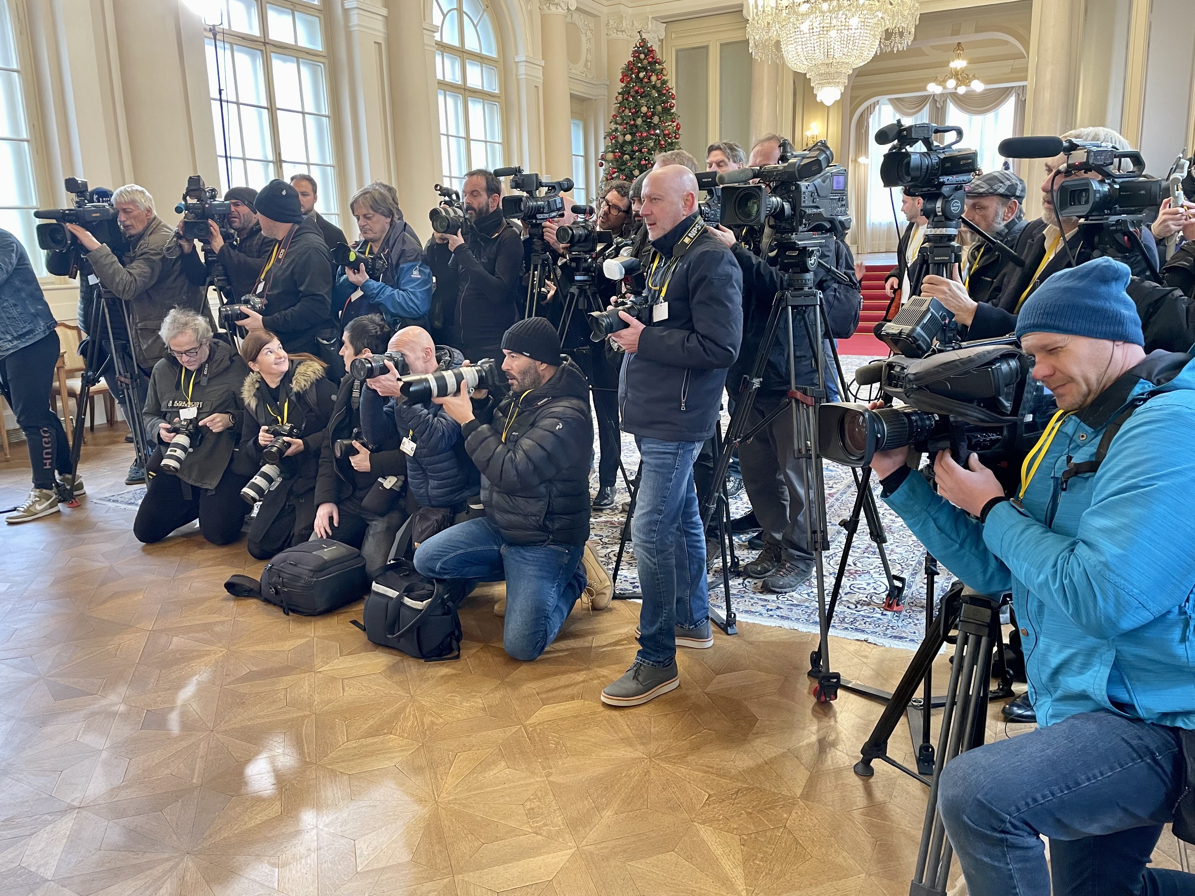 Fotografi in kamermani v Veliki dvorni Predsedniške palače.