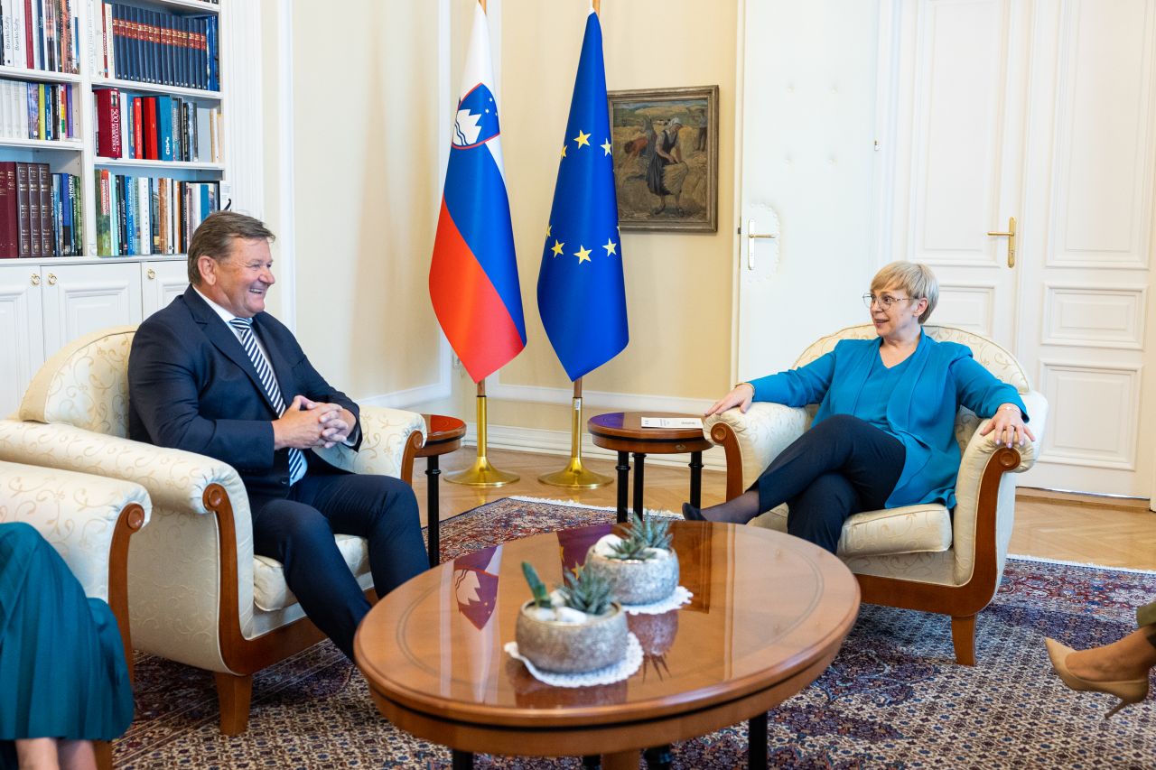 Predsednica republike Nataša Pirc Musar se je sestala z ministrom za kohezijo in regionalni razvoj Aleksandrom Jevškom. 