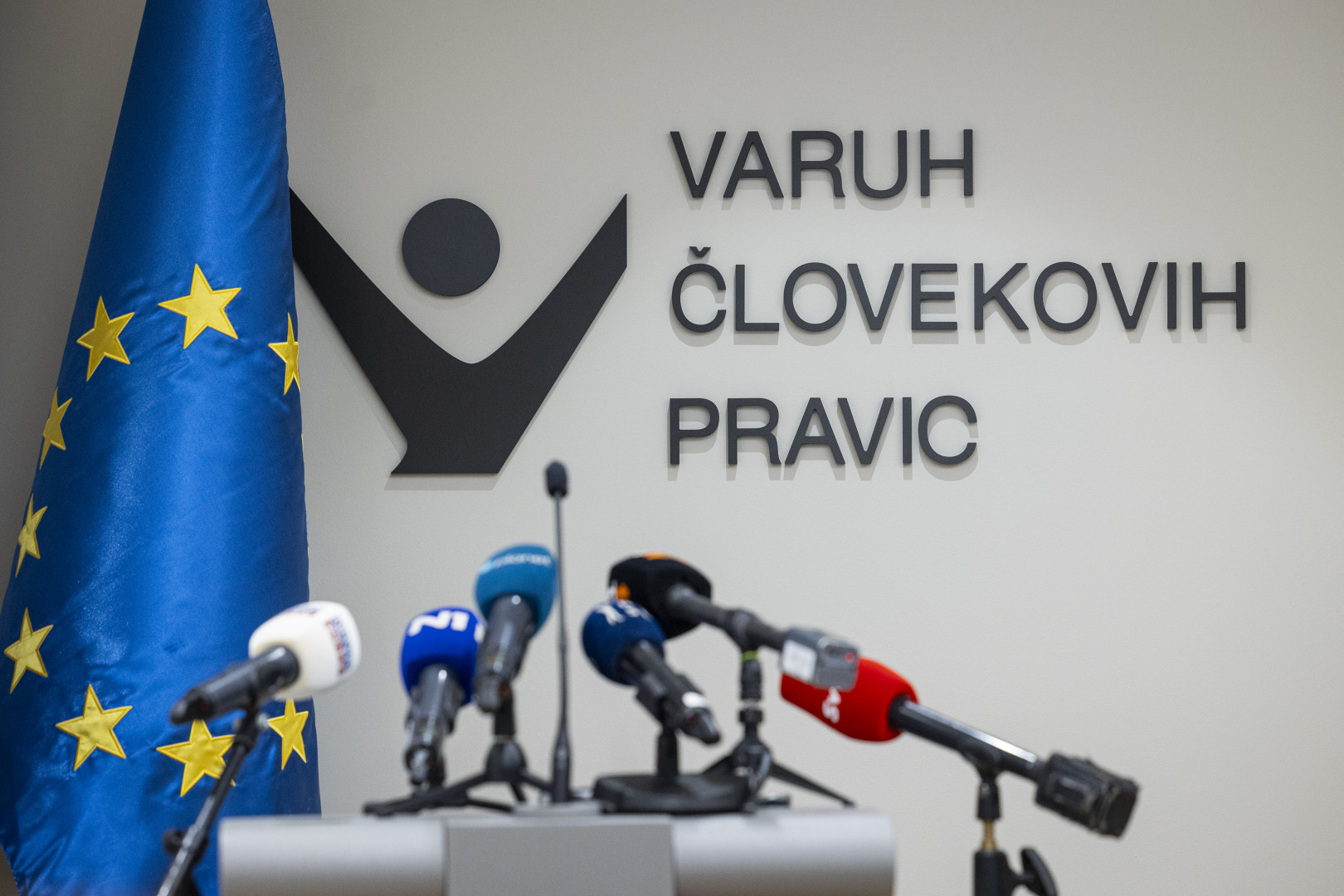 Logotip institucije Varuha človekovih pravic.