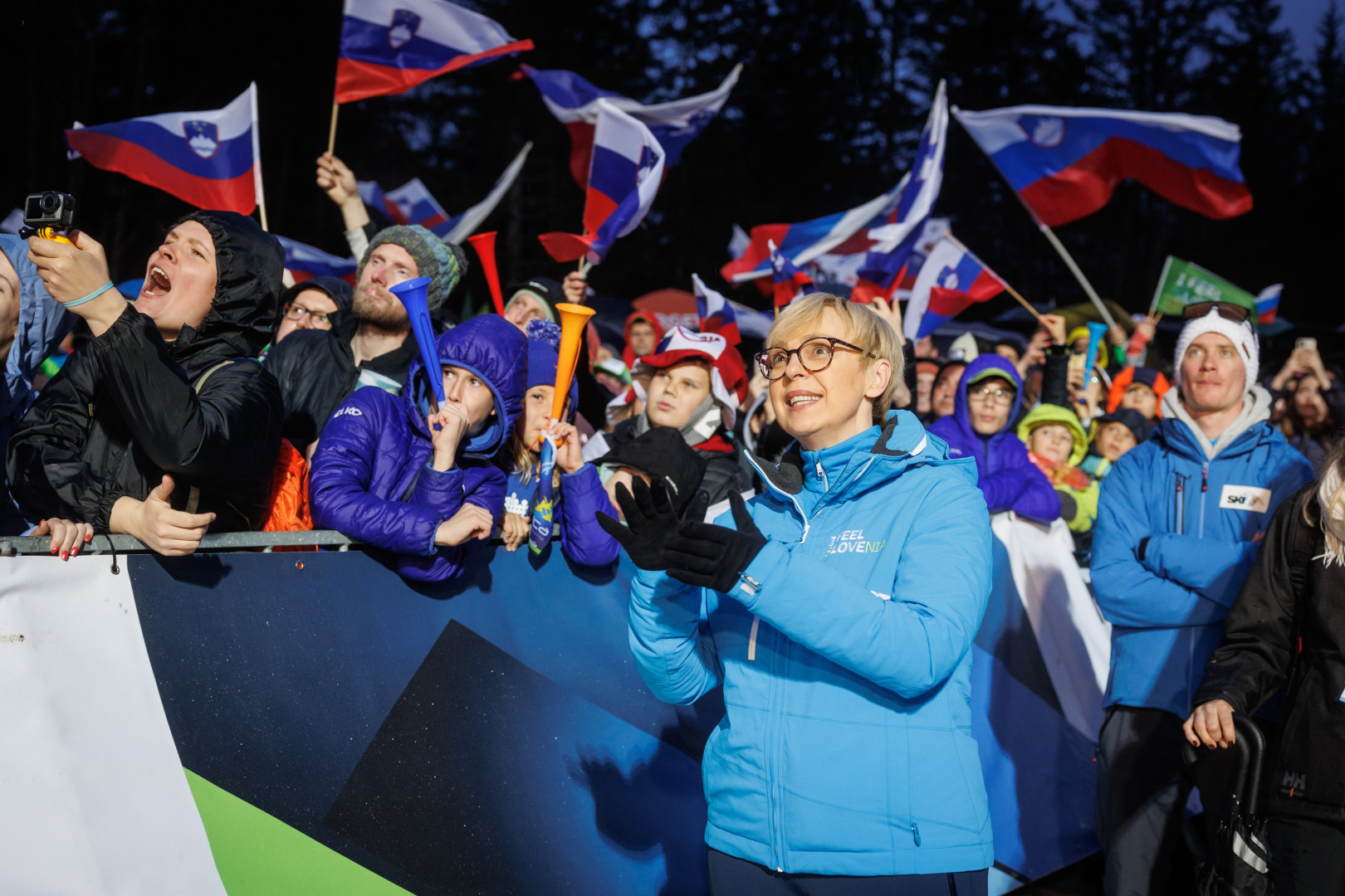 Predsednica Nataša Pirc Musar med navijanjem v Planici.