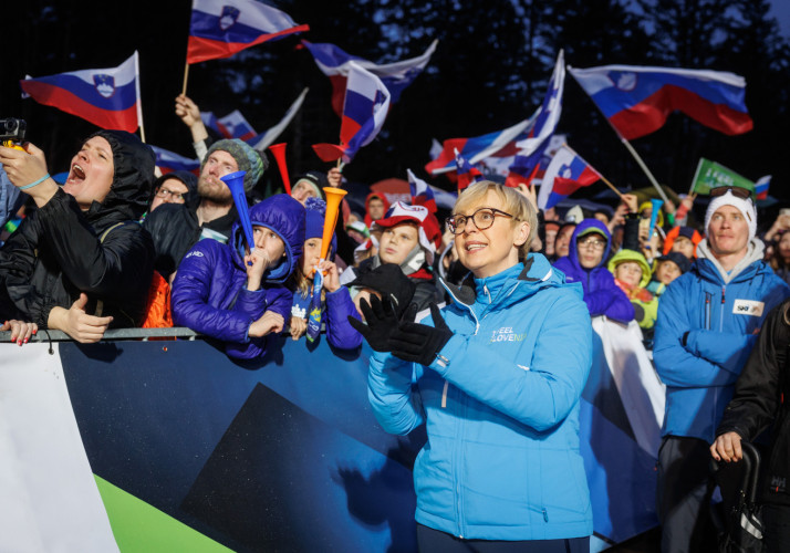 Predsednica Nataša Pirc Musar med navijanjem v Planici.