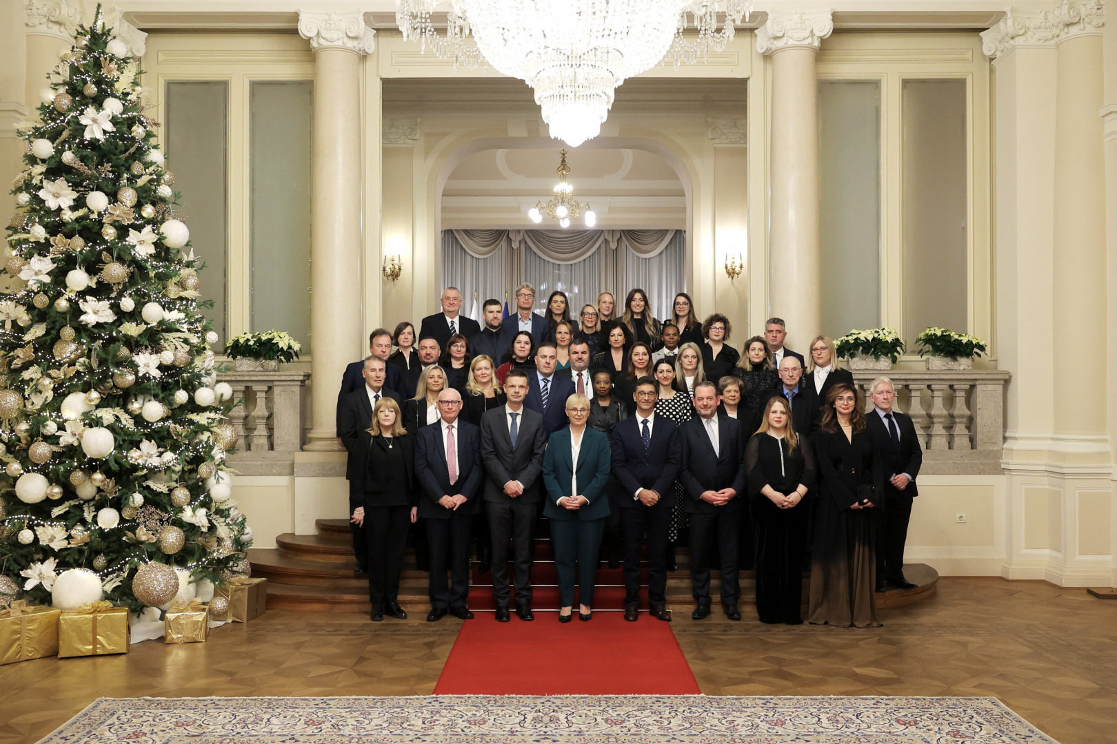 Skupinska fotografija predsednice republike z varuhi z vsega sveta.