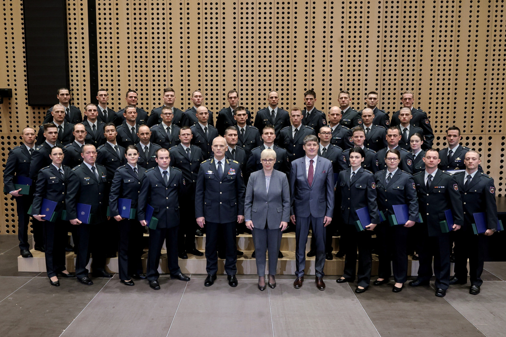 Predsednica republike s 36. generacijo Šole za častnike.