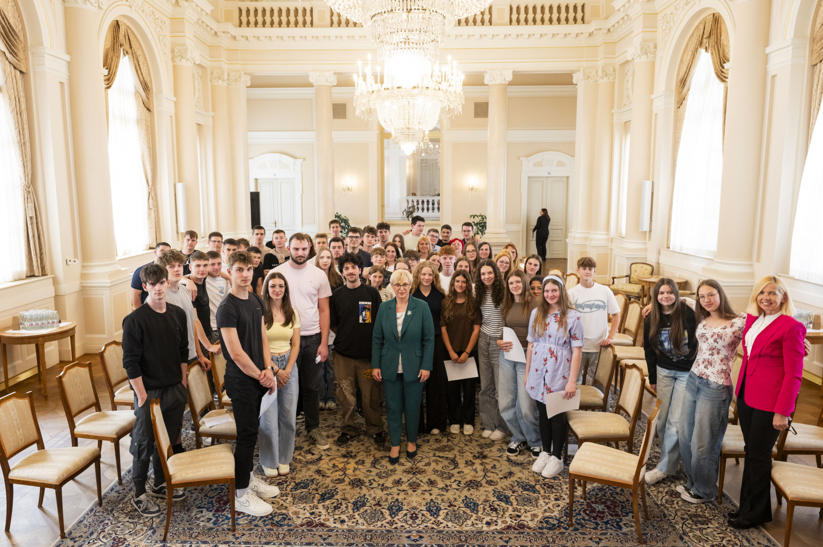 Predsednica republike Nataša Pirc Musar v družbi dijakov in učencev iz Črnomlja ter Slovenj Gradca v Veliki dvorani predsedniške palače.